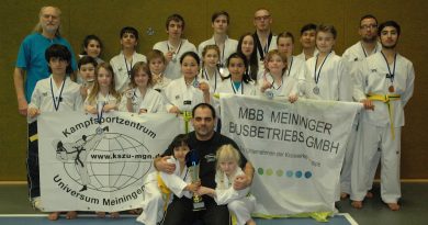 Mannschaftfoto mit Sebastian und den jüngsten Wettkaempferinnen