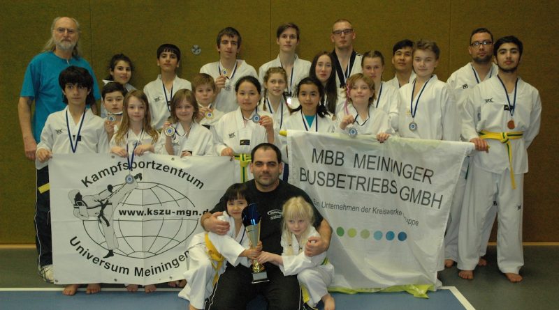 Mannschaftfoto mit Sebastian und den jüngsten Wettkaempferinnen